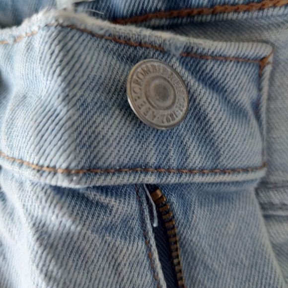 Abercrombie & Fitch High Rise Mom Jeans - Picture 3 of 4